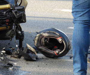 36-latek w BMW nie ustąpił motocykliście. 59-latek wylądował w szpitalu