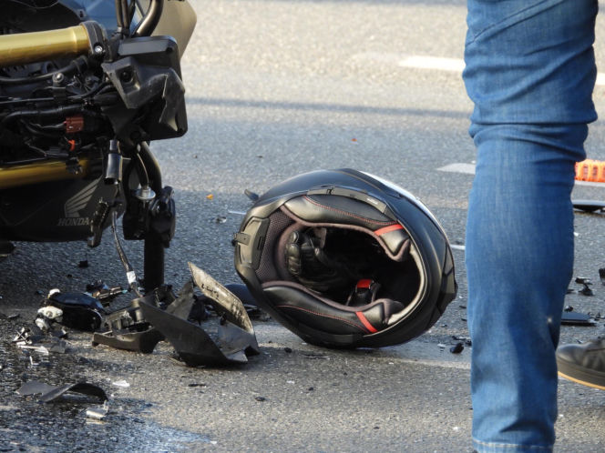 36-latek w BMW nie ustąpił motocykliście. 59-latek wylądował w szpitalu