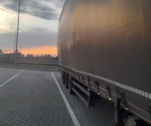 O włos od tragedii na A4 w Palikówce: Ogromny ładunek mógł wypaść w każdej chwili z naczepy