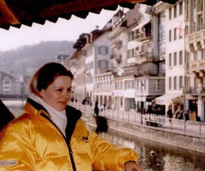 Most o nazwie Kapellbrücke z 1333 roku, biegnący przez rzekę po ukosie, Szwajcaria, Lucerna
