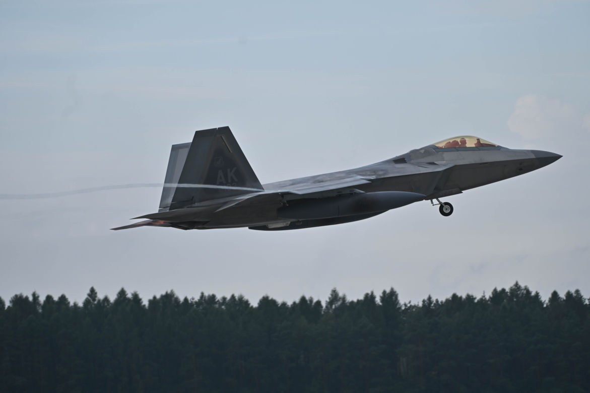 Łódzkie. Już 12 myśliwców F-22 Raptor stacjonuje w Łasku!