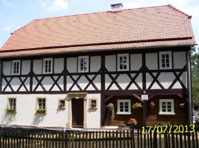 Dom przysłupowy w Bogatyni po translokacji - stan z 2013 r.
