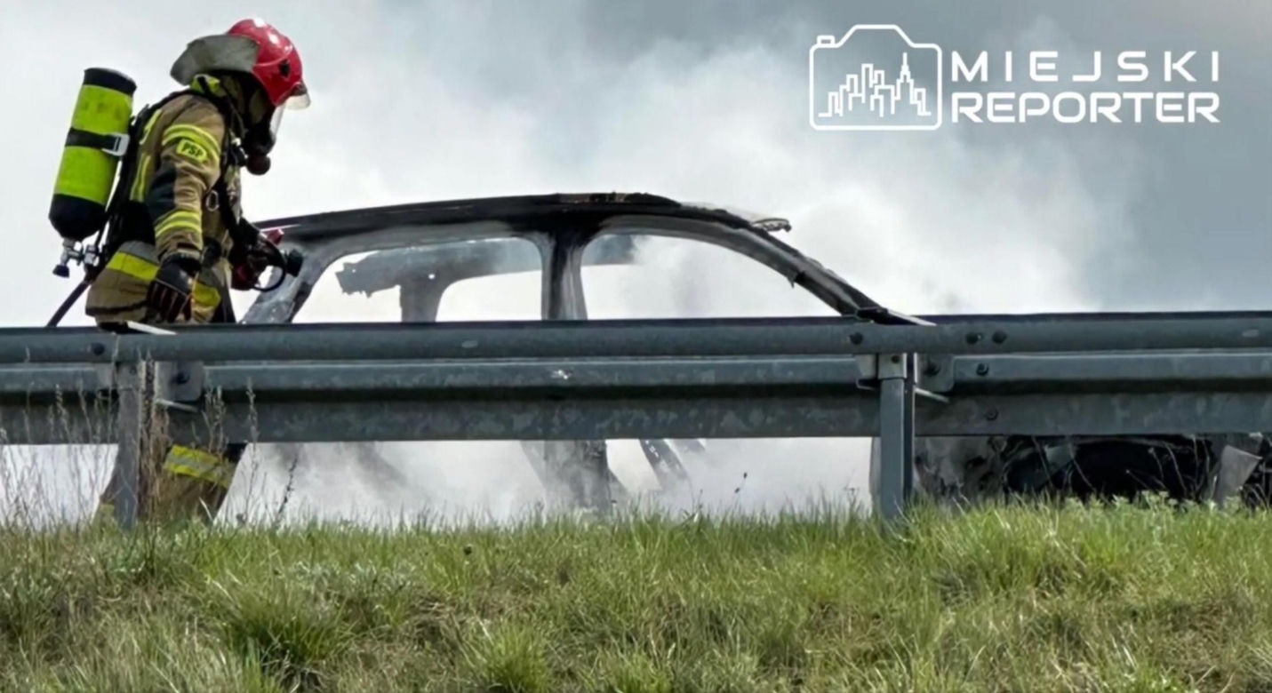 Wielki pożar auta na A2 pod Warszawą. Korek na autostradzie miał kilka kilometrów