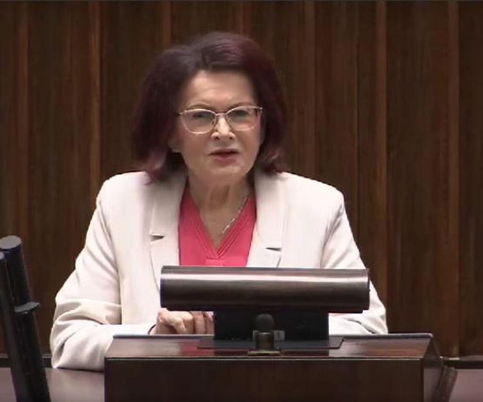 Posłanka PiS Maria Kurowska przemawia z sejmowej mównicy. O jej politycznej przyszłości przeczytasz na SE Polityka.