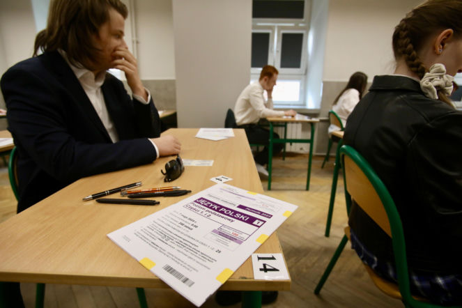 Matura 2026. CKE ostrzega maturzystów. Telefon może przekreślić wszystko