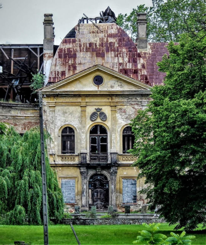 Zapomniany pałac w Mańczycach. Rezydencja z niezwykłym klimatem wciąż stoi pusta 