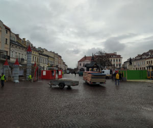 Świąteczne Miasteczko na Rynku! Co będzie można dostać na jarmarku? Ruszył montaż atrakcji! [LISTA]