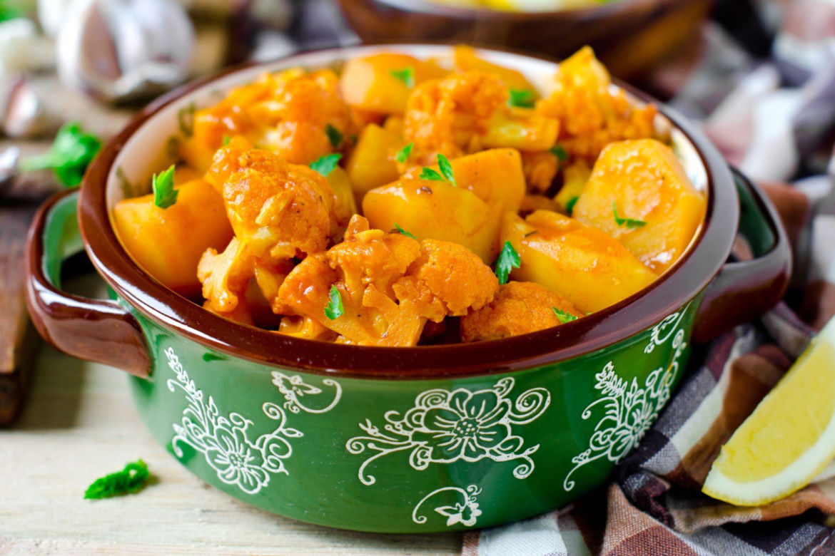 Aloo gobi. Proste i aromatyczne ziemniaki z kalafiorem po indyjsku