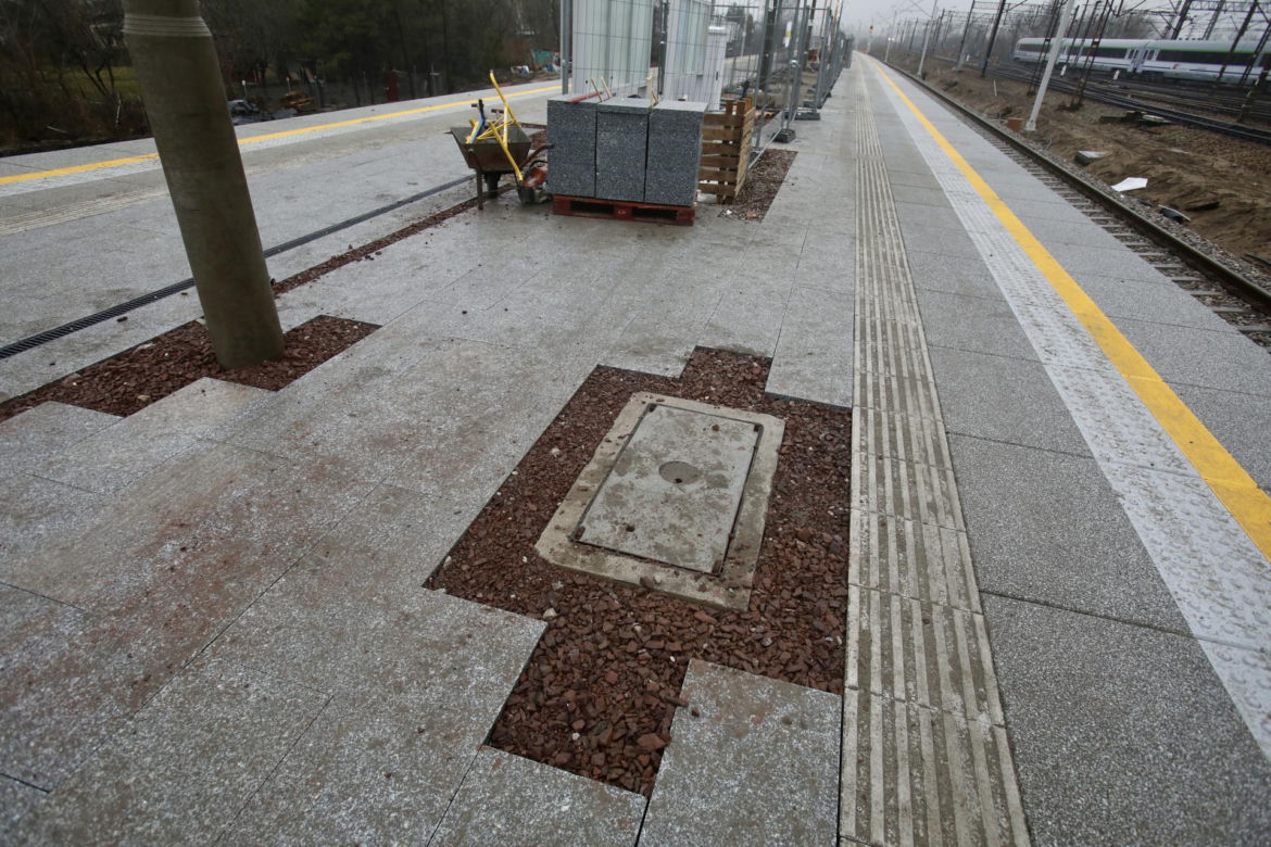 Dojście do nowej stacji przez błoto i plac budowy. PKP Warszawa Grochów jak tor przeszkód 