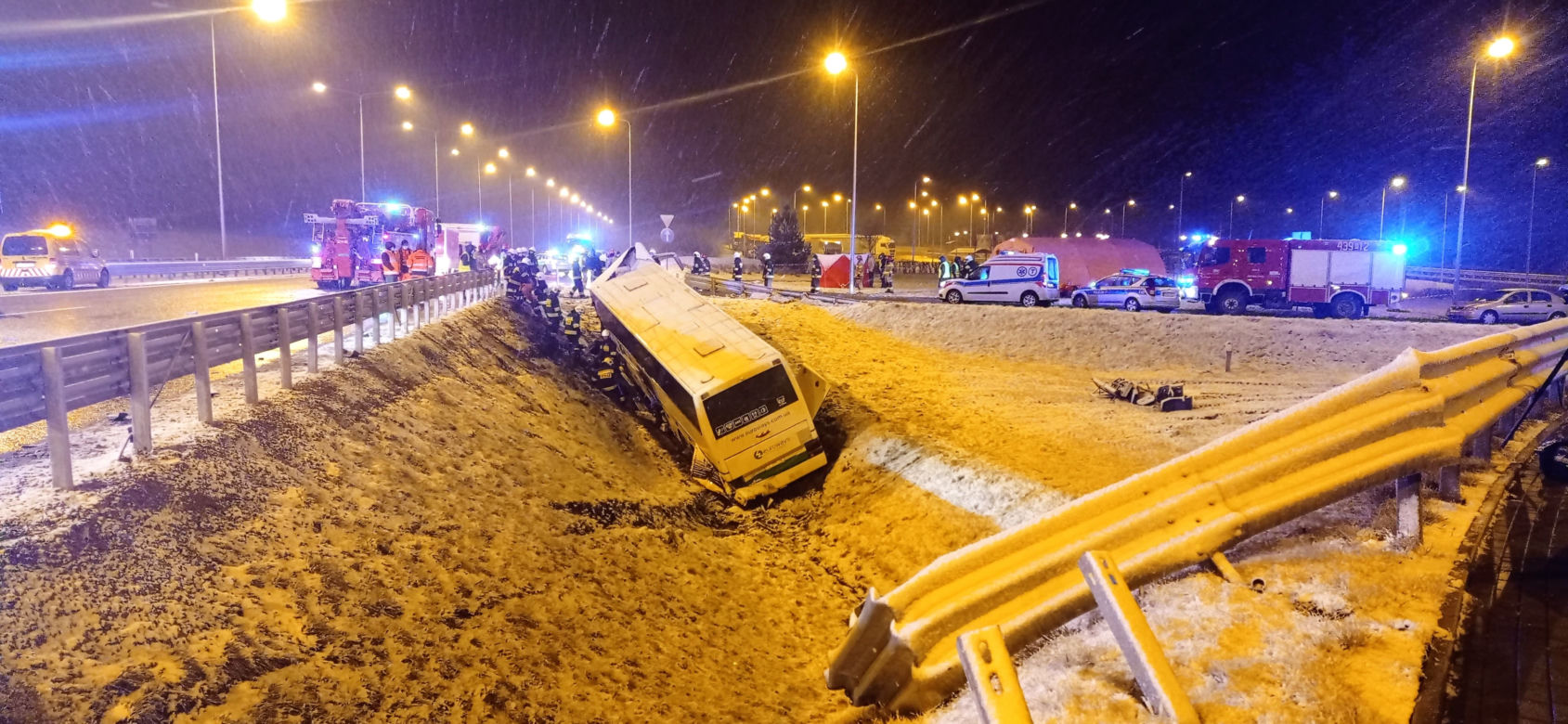 Tragedia na autostradzie A4. Autokar runął do rowu. Zginęła 1 osoba, jest 9 rannych! [ZDJĘCIA]