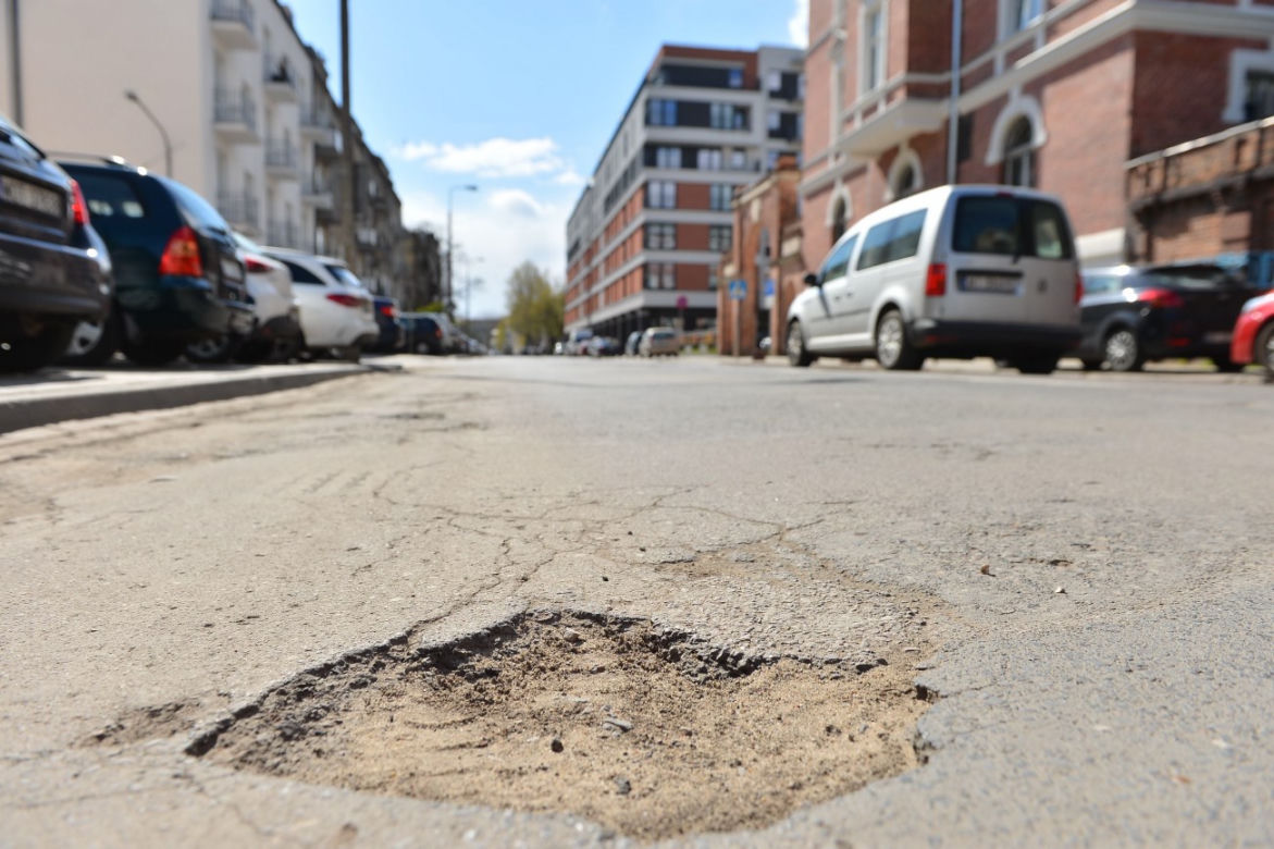 Wstyd! Takie dziurawe ulice w centrum Warszawy