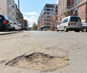 Wstyd! Takie dziurawe ulice w centrum Warszawy