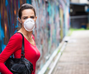 EBOLA, KOBIETA W MASCE OCHRONNEJ.