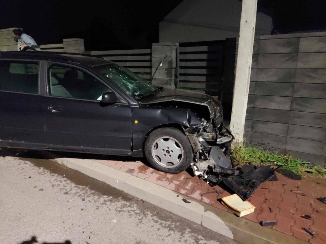 Nocny wypadek na Moniuszki w Starachowicach. Kierowca Audi uciekł z miejsca zdarzenia
