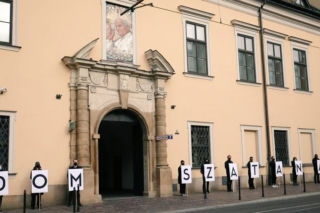 Kraków: Kuria i dom szatana. Szokujący protest! Policja ruszyła do akcji [ZDJĘCIE]
