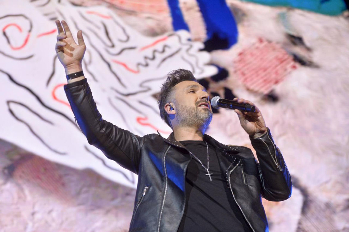 Niecodzienne sceny na warszawskim lotnisku. Zwycięzca "The Voice of Poland" zaśpiewał hymn czasów PRL-u 