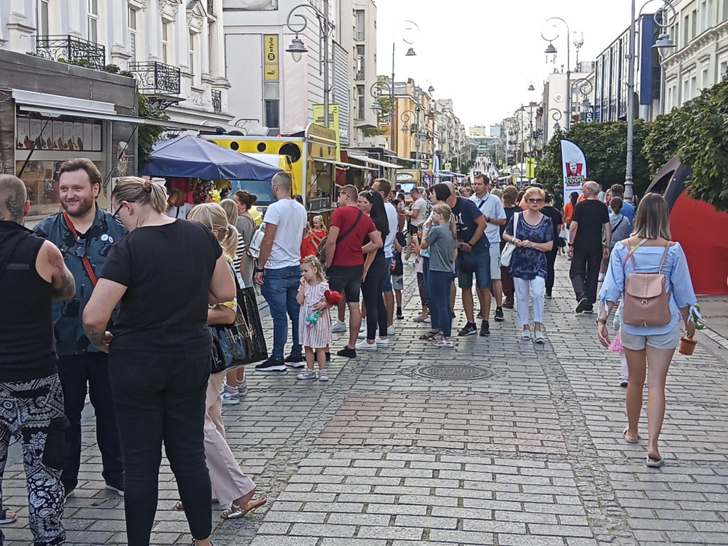 Ostatnia niedziela lata 2023 w Kielcach. Tłumy w centrum miasta