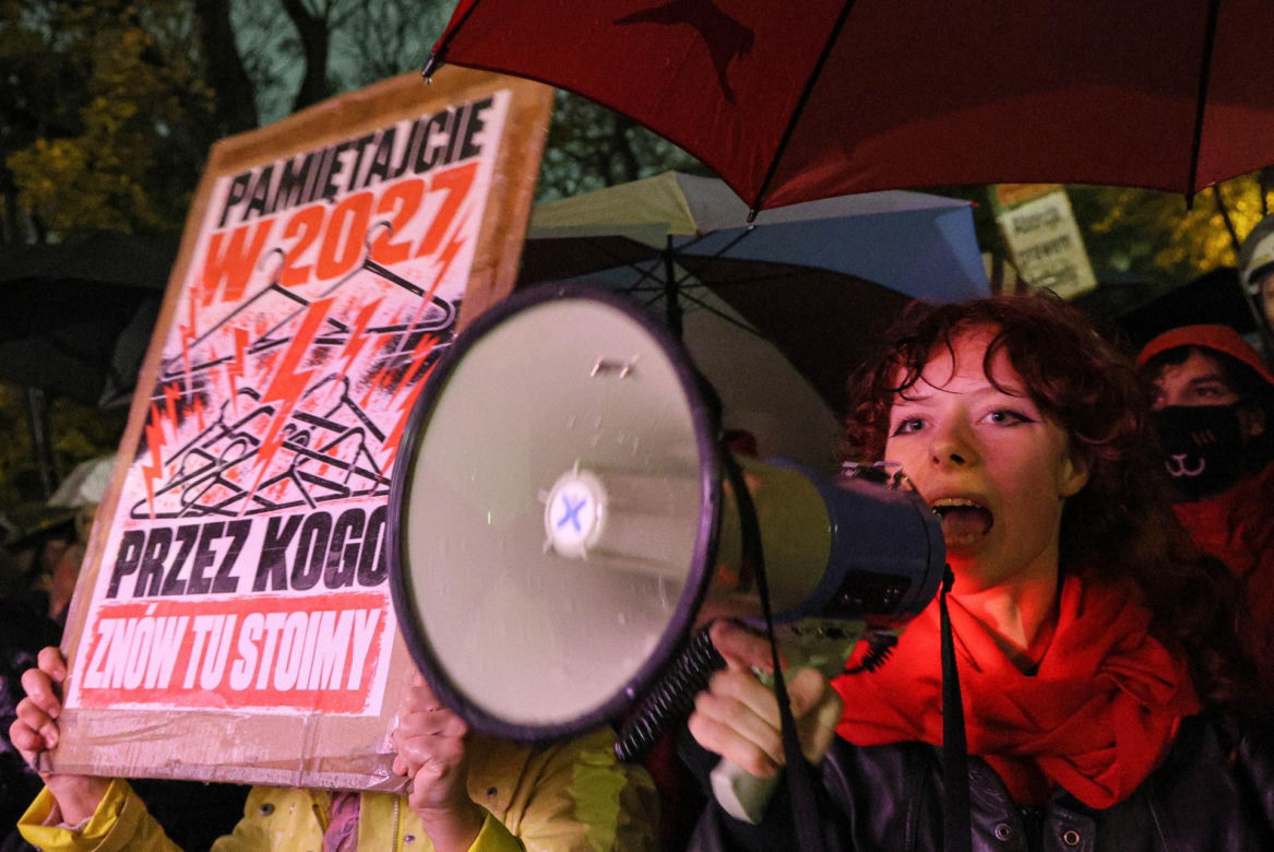 „Czerwona kartka za aborcję” przed Sejmem. Protest w Warszawie