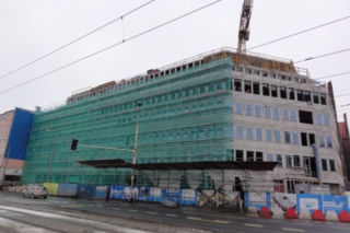 Kompleks biurowy Brama Portowa w Szczecinie. Na inwestycji zawisła wiecha