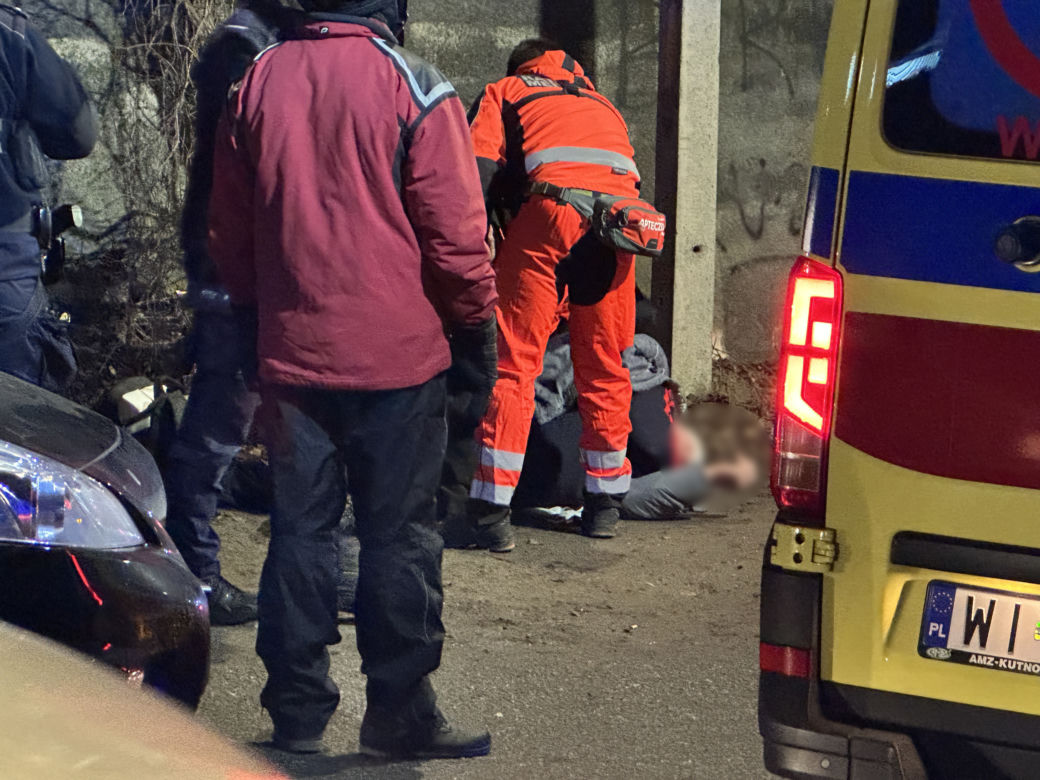 Zaatakował dostawcę jedzenia i padł jak rażony gromem. Szokująca agresja na Woli