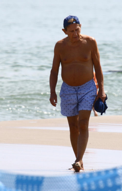 Smutny Englert samotni snuje się po plaży, Zona aktora wybrała zimną północ