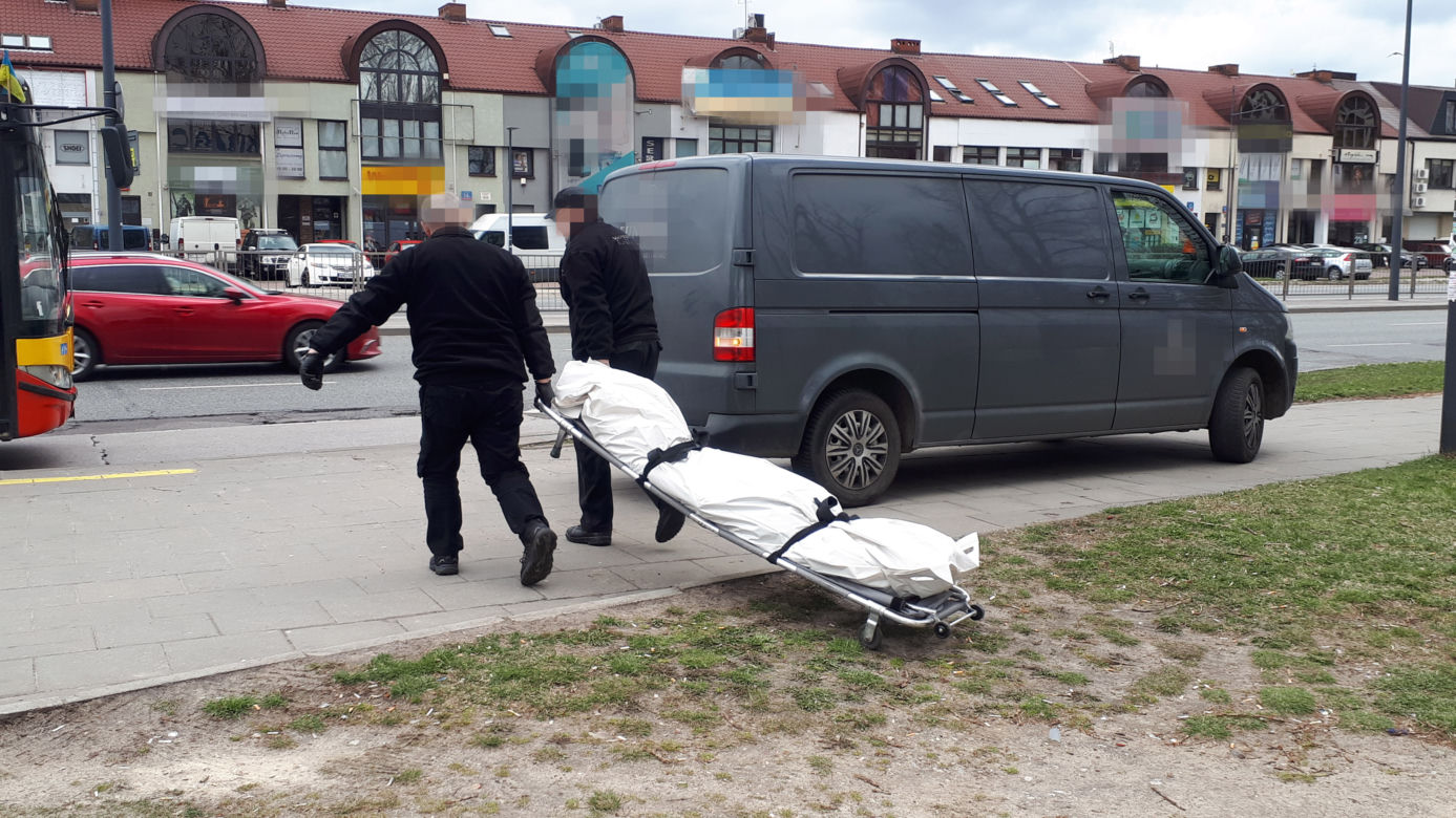 Makabra na Grochowie. Zwłoki w krzakach przy galerii handlowej