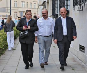 Zamiast na Nowogrodzkiej, Morawiecki i jego stronnicy spotkali się przy Konopnickiej. Były cukierki dla dziennikarzy