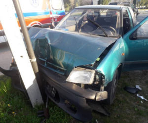 Nowy Sącz. Na ulicy Węgierskiej kierowca suzuki uderzył w słup