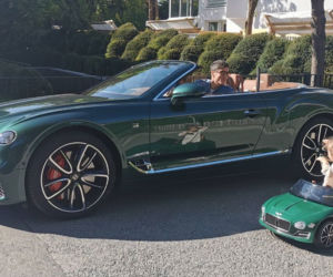 Robert Lewandowski gotowy na lato! Jeździ cabrio wartym majątek. Córka Klara ma takie same!