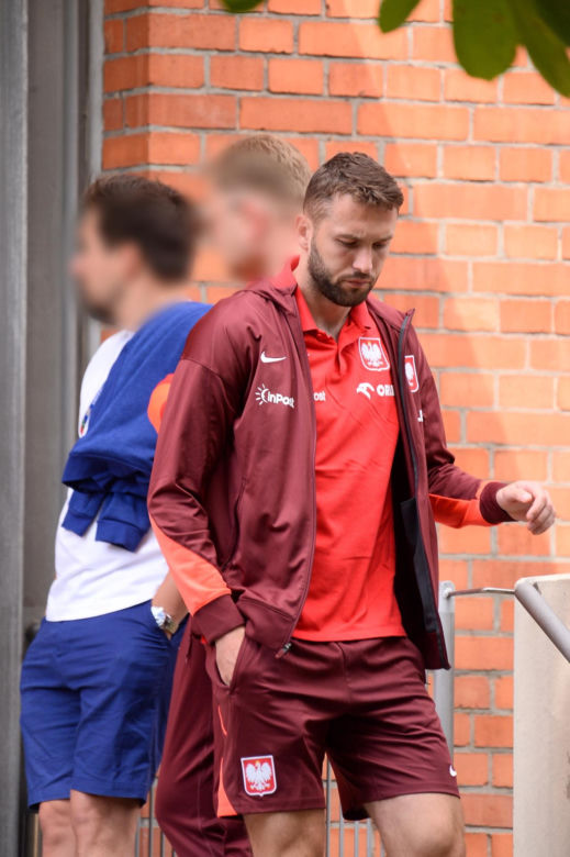 Załamani piłkarze idą na trening