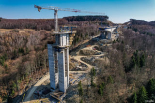 Na Podkarpaciu powstaje najwyższa estakada w Polsce. Jej gigantyczne podpory już stoją. Na plac budowy prowadzą serpentyny