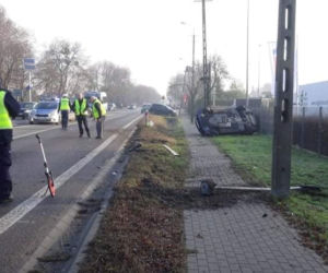 Policjanci dachowali nieznakowanym BMW! Dwóch funkcjonariuszy w szpitalu