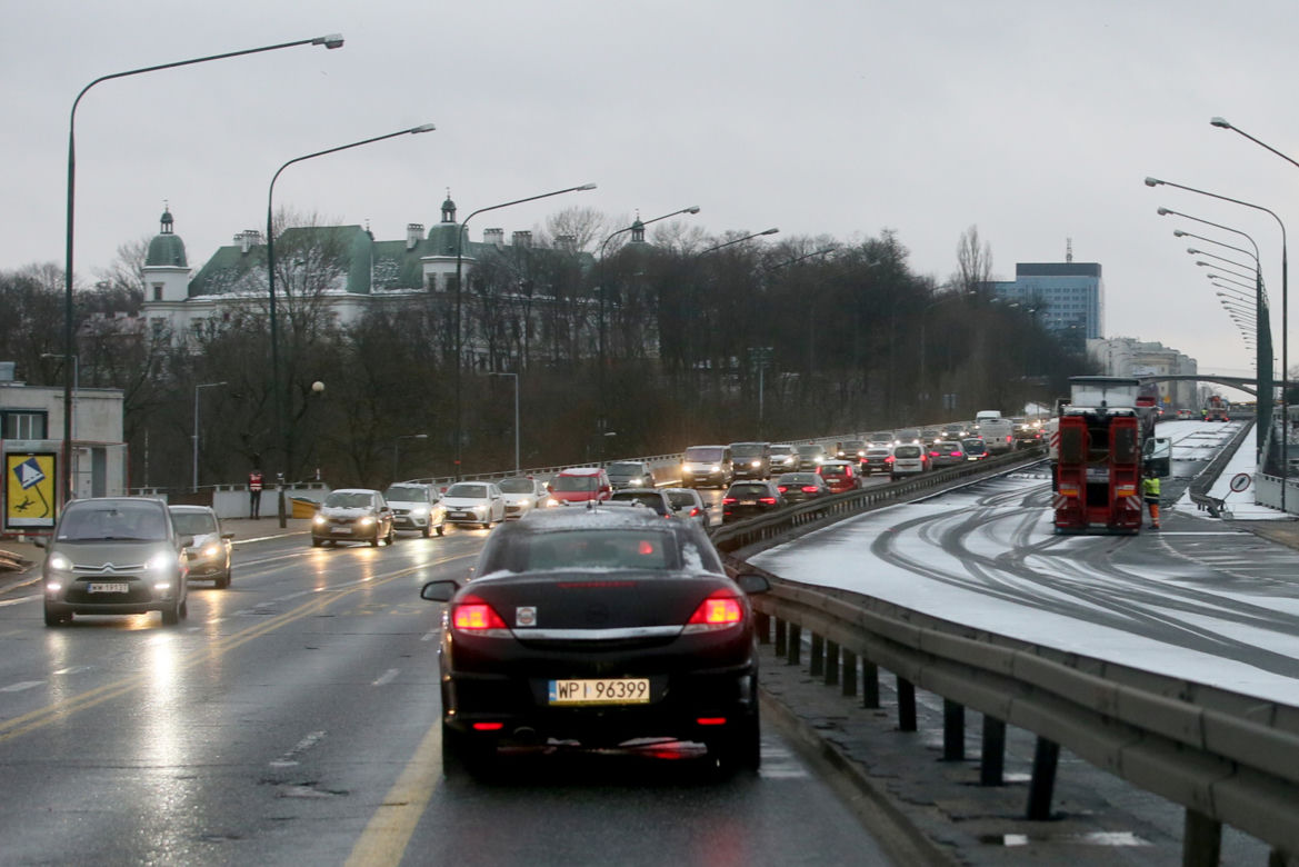 Slalom na Trasie Łazienkowskiej. Trwa remont wiaduktów