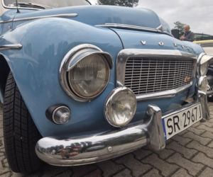 Motoryzacyjne legendy pod Torbydem. „Bydgoskie Klasyki Nocą” znów przyciągnęły tłumy