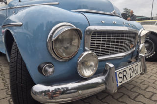 Motoryzacyjne legendy pod Torbydem. „Bydgoskie Klasyki Nocą” znów przyciągnęły tłumy