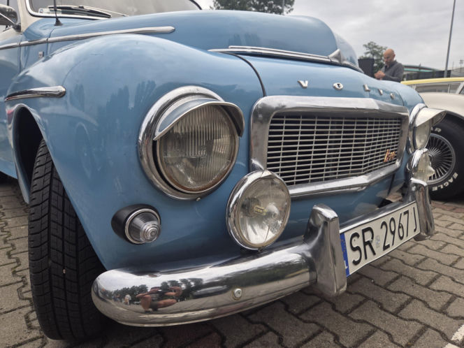 Motoryzacyjne legendy pod Torbydem. „Bydgoskie Klasyki Nocą” znów przyciągnęły tłumy