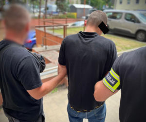 Schodziła po schodach, nagle obcy mężczyzna kopnął ją w głowę. Tłumaczenie poraża: Wydawało mi się...