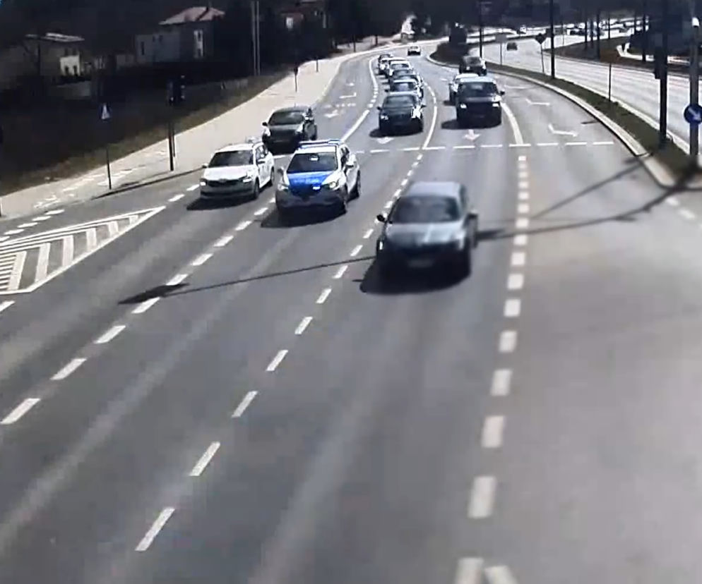Olsztyn. Taksówkarz w korkach pędził z rodzącą na porodówkę. Pomogli policjanci [WIDEO]