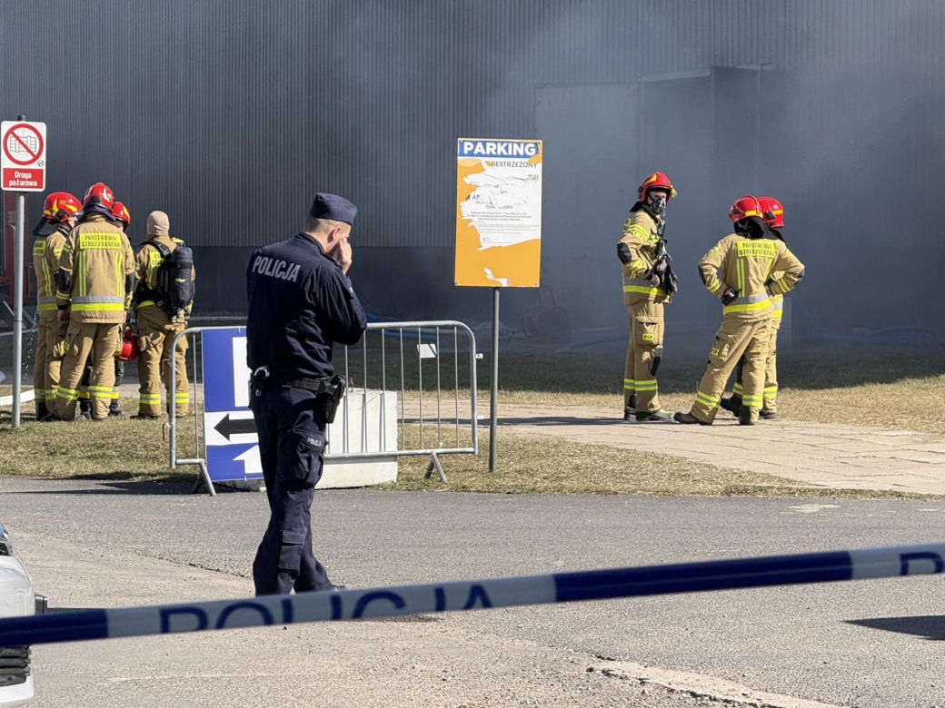 Płonie duża hala w Warszawie! Kolejny pożar w stolicy. Na miejscu wszystkie służby	