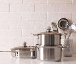 Wpuść 3 krople i wetrzyj w garnki stalowe tuż po umyciu. Pozbędziesz się częstego problemu i będą lśnić jak nowe. Mycie garnków