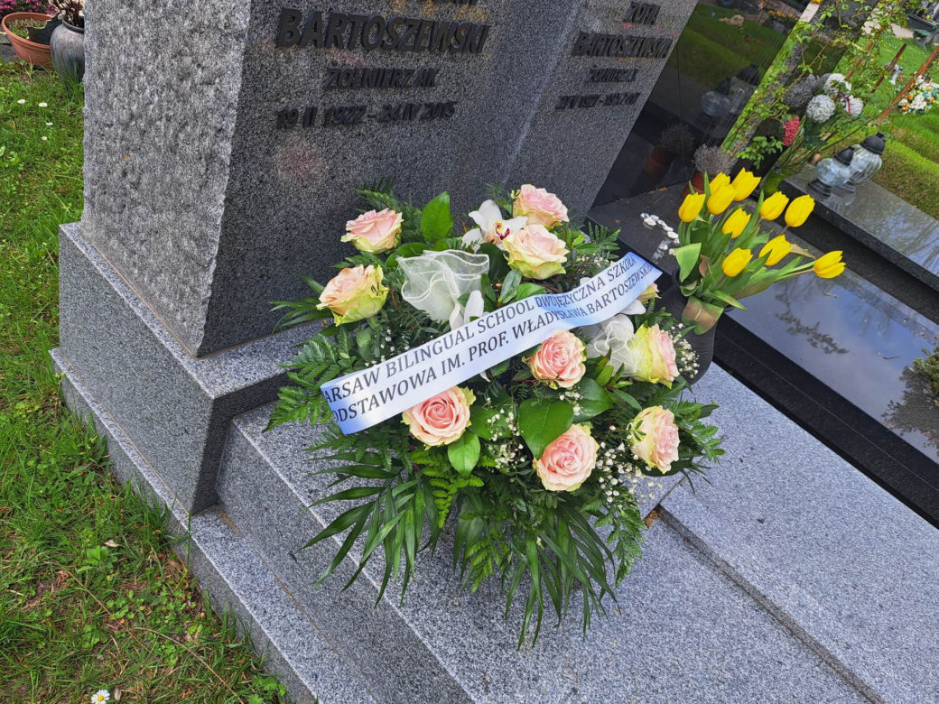 Tak wygląda grób prof. Bartoszewskiego w 8. rocznicę śmierci