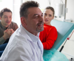 Na Wspólnej odc. 2127. Joanna (Anna Cieślak), Bogdan Berg (Wojciech Brzeziński), doktor Godlewski (Artur Dziurman)