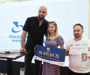 Ponad 7 mln zł dla lokalnych projektów. Na Służewcu wręczono czeki laureatom programu „Sportowo Kulturalnie Lokalnie”.