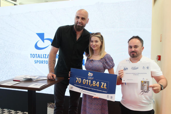 Ponad 7 mln zł dla lokalnych projektów. Na Służewcu wręczono czeki laureatom programu „Sportowo Kulturalnie Lokalnie”.