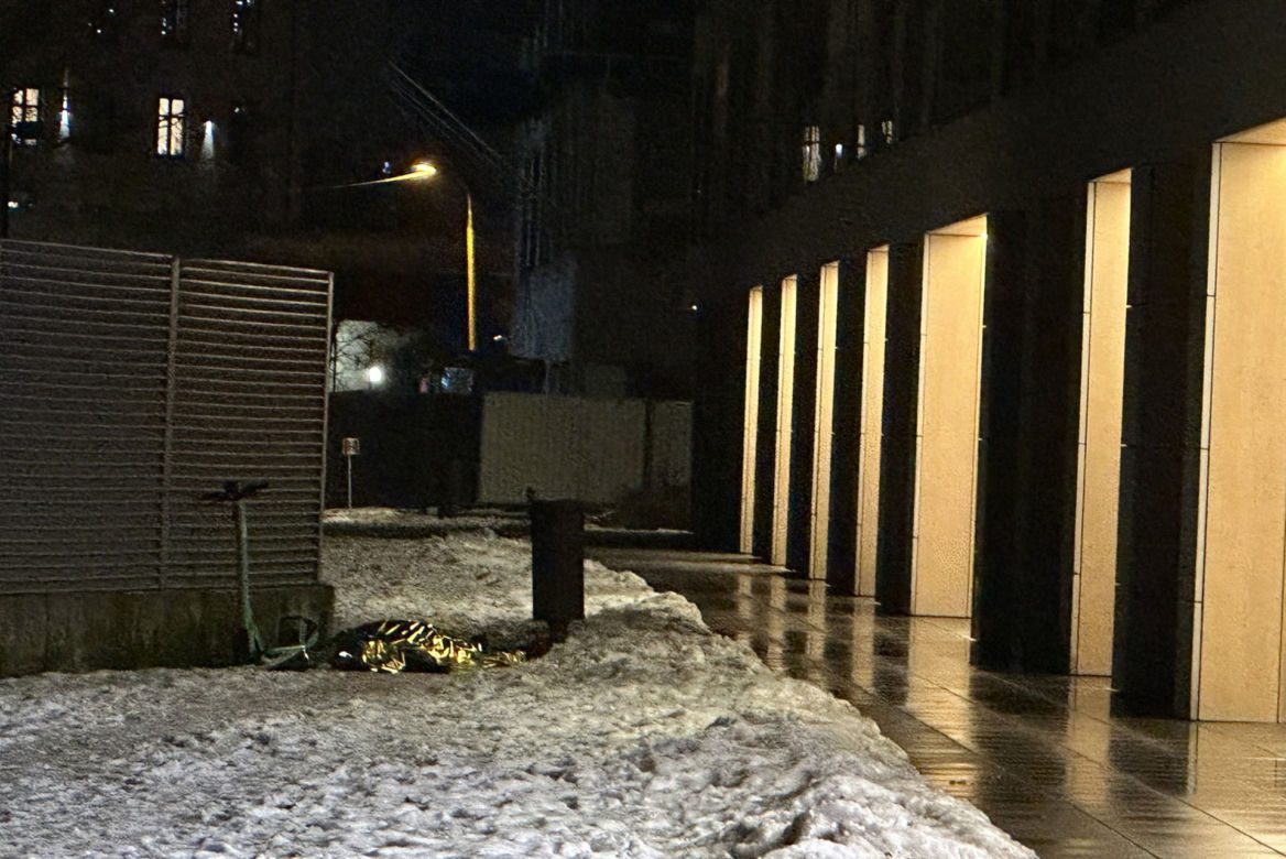 Przeraźliwa śmierć na warszawskiej Woli. Nieżywy mężczyzna leżał w zaspie śnieżnej!