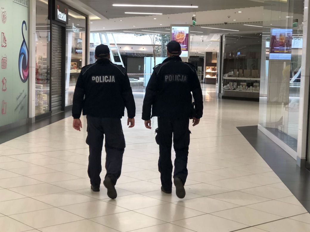 Szczecińscy policjanci kontrolują przestrzeganie kwarantanny
