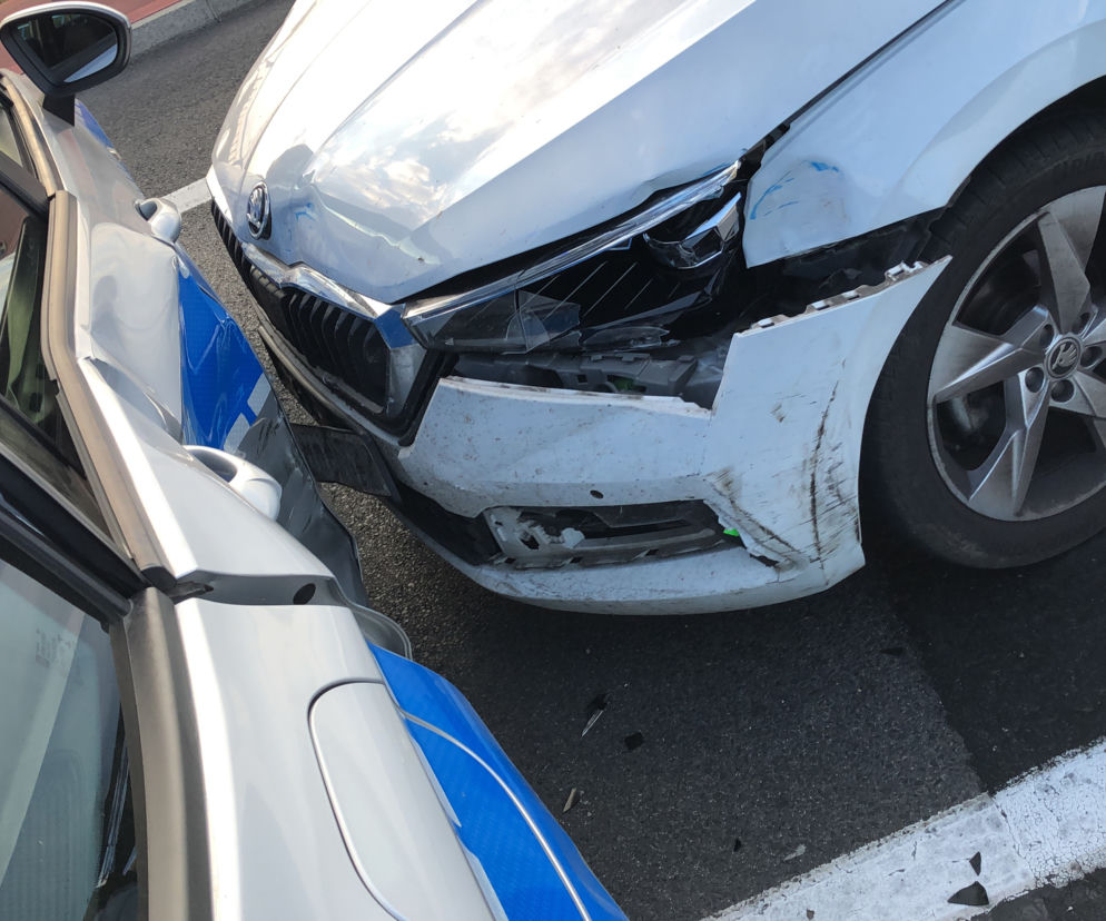 Policjanci SIŁĄ wyciągali kierowcę z KRADZIONEGO auta! Sceny jak z filmu w okolicach Piły [ZDJĘCIA]
