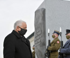 Jarosław Kaczyński podczas uroczystości złożenia kwiatów pod pomnikiem Ofiar katastrofy smoleńskiej, na pl. Piłsudskiego w Warszawie