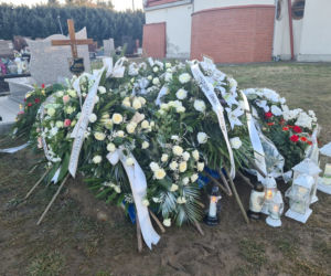Groby Wiktorii i Konrada utonęły w kwiatach. Pochowali ich w święto zakochanych