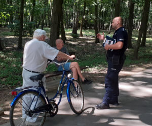 Tarnowscy policjanci ostrzegają seniorów przed oszustami